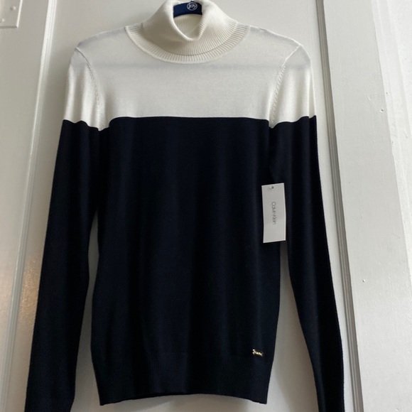 Calvin Klein Sweaters - CALVIN KLEIN T-Neck Sweater Sm